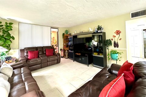Condo in Lauderdale Lakes, Florida, 1 bedroom  № 1701528 - photo 2