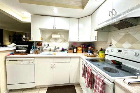 Condo in Lauderdale Lakes, Florida, 1 bedroom  № 1701528 - photo 8
