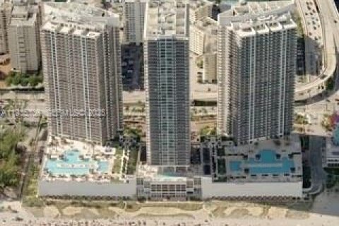 Condominio en venta en Hallandale Beach, Florida, 3 dormitorios, 145.95 m2 № 1993827 - foto 1