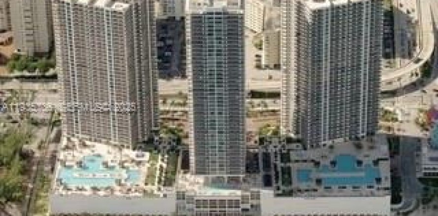 Condominio en Hallandale Beach, Florida, 3 dormitorios  № 1993827
