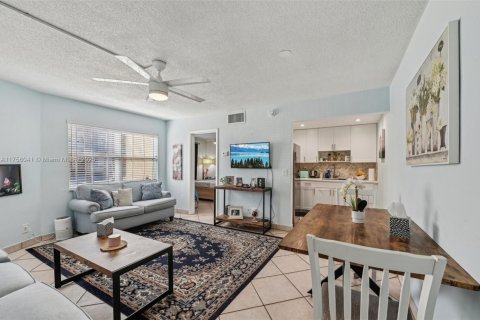 Condominio en venta en Deerfield Beach, Florida, 1 dormitorio, 69.68 m2 № 2012648 - foto 8