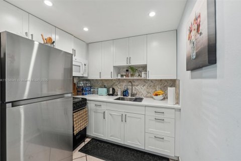 Condominio en venta en Deerfield Beach, Florida, 1 dormitorio, 69.68 m2 № 2012648 - foto 10