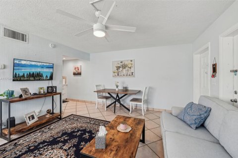 Condominio en venta en Deerfield Beach, Florida, 1 dormitorio, 69.68 m2 № 2012648 - foto 4