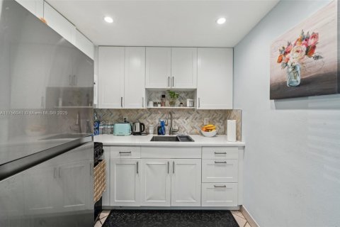 Condominio en venta en Deerfield Beach, Florida, 1 dormitorio, 69.68 m2 № 2012648 - foto 11