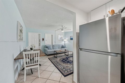 Condominio en venta en Deerfield Beach, Florida, 1 dormitorio, 69.68 m2 № 2012648 - foto 13
