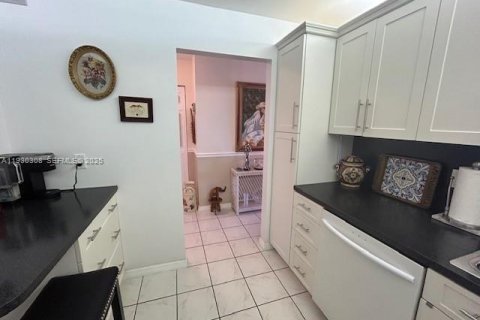 Купить кондоминиум в Дания-Бич, Флорида 2 спальни, 106.28м2, № 1989058 - фото 1