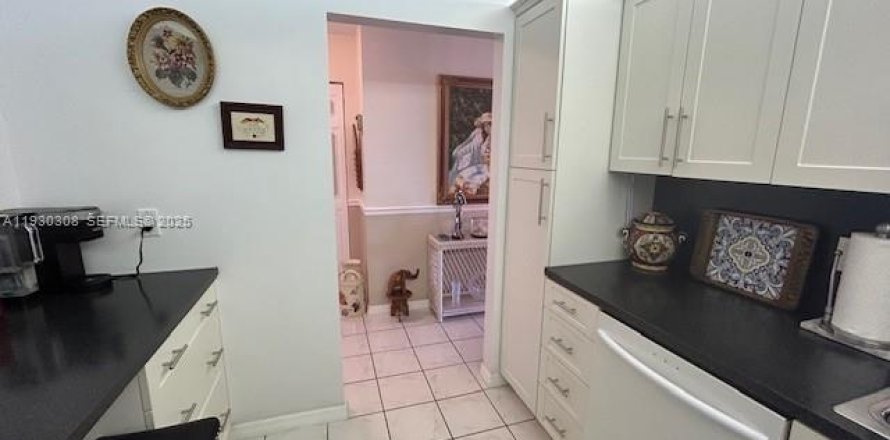 Кондоминиум с 2 спальнями в Дания-Бич, Флорида № 1989058