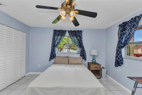 House in Englewood, Florida 4 bedrooms, 139.91 sq.m. № 1740524 - photo 14