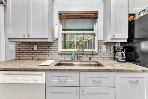 House in Englewood, Florida 4 bedrooms, 139.91 sq.m. № 1740524 - photo 11