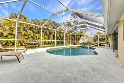House in Englewood, Florida 4 bedrooms, 139.91 sq.m. № 1740524 - photo 24
