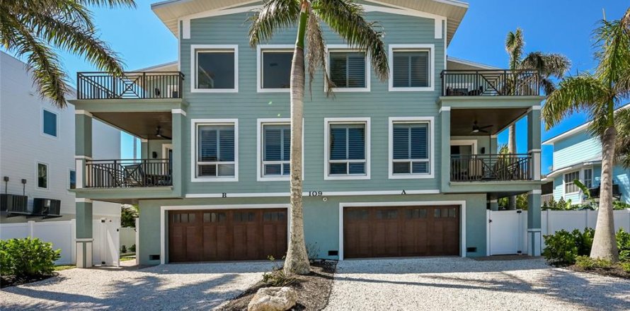 House in Bradenton Beach, Florida 4 bedrooms, 248.79 sq.m. № 2121660