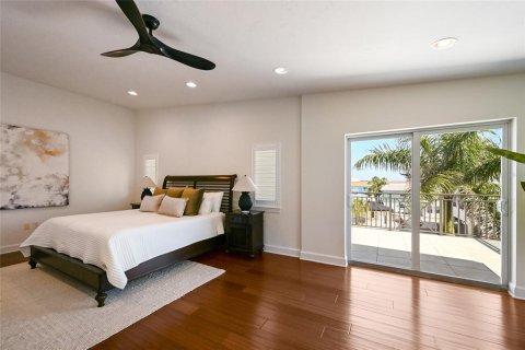 House in Bradenton Beach, Florida 4 bedrooms, 248.79 sq.m. № 2121660 - photo 22
