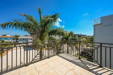 House in Bradenton Beach, Florida 4 bedrooms, 248.79 sq.m. № 2121660 - photo 26