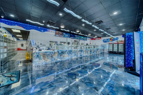 Commercial property in Miami, Florida № 2076840