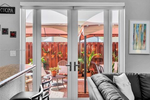 Adosado en venta en Miami, Florida, 3 dormitorios, 161 m2 № 1923922 - foto 18