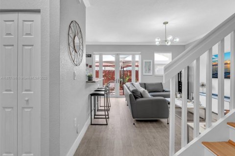 Adosado en venta en Miami, Florida, 3 dormitorios, 161 m2 № 1923922 - foto 9