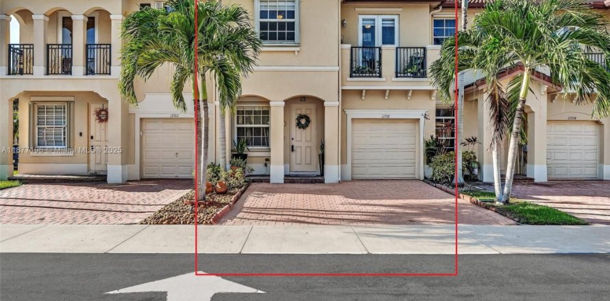 Adosado en Miami, Florida 3 dormitorios, 161 m2 № 1923922