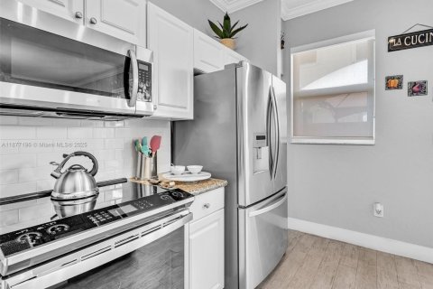 Adosado en venta en Miami, Florida, 3 dormitorios, 161 m2 № 1923922 - foto 17