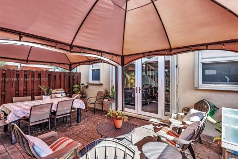 Adosado en venta en Miami, Florida, 3 dormitorios, 161 m2 № 1923922 - foto 19