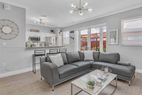 Adosado en venta en Miami, Florida, 3 dormitorios, 161 m2 № 1923922 - foto 11