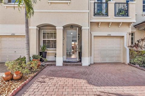 Adosado en venta en Miami, Florida, 3 dormitorios, 161 m2 № 1923922 - foto 3