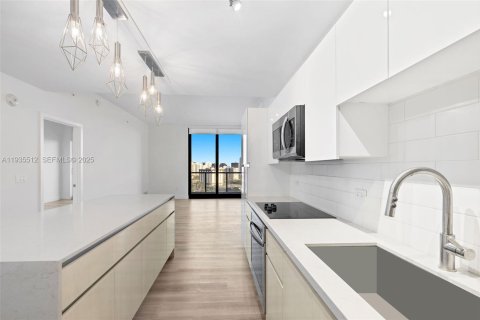 Copropriété à louer à Hallandale Beach, Floride: 2 chambres, 117.43 m2 № 1993584 - photo 1