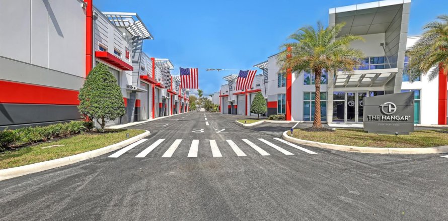 Commercial property in Palm Beach Gardens, Florida № 2146913