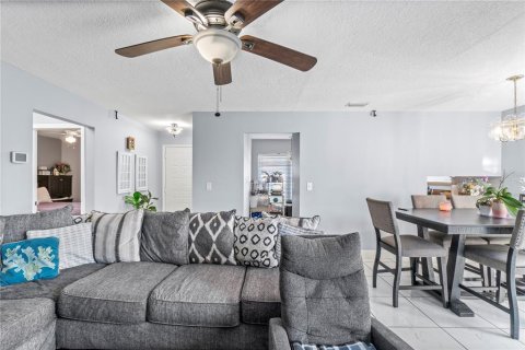 Condo in Kissimmee, Florida, 2 bedrooms  № 1919327 - photo 15