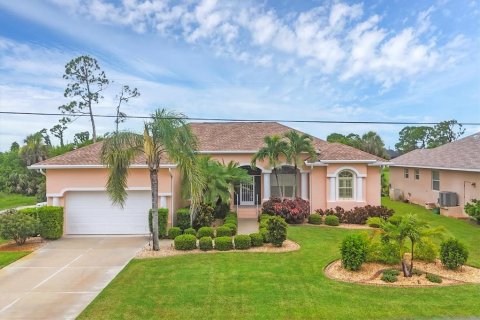 House in Rotonda, Florida 4 bedrooms, 240.15 sq.m. № 1820876 - photo 1