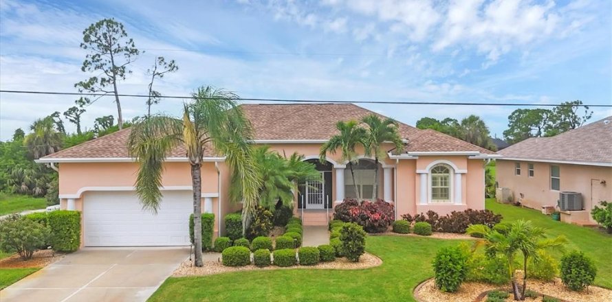 House in Rotonda, Florida 4 bedrooms, 240.15 sq.m. № 1820876