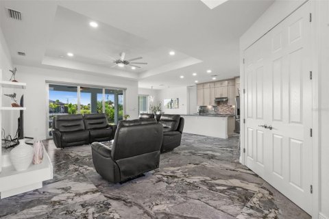 Casa en venta en Cape Coral, Florida, 3 dormitorios, 204.38 m2 № 1900356 - foto 6