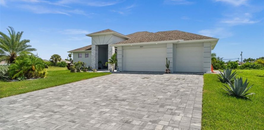 Casa en Cape Coral, Florida 3 dormitorios, 204.38 m2 № 1900356