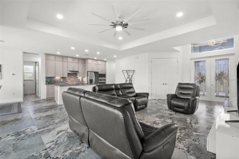 Casa en venta en Cape Coral, Florida, 3 dormitorios, 204.38 m2 № 1900356 - foto 18