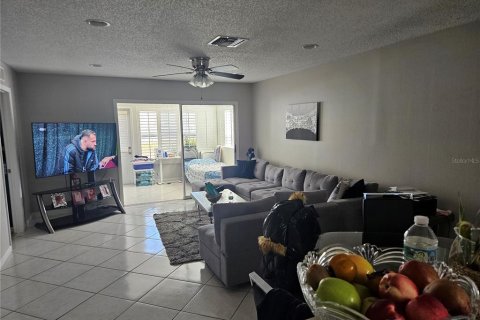House in Palm Harbor, Florida 2 bedrooms, 95.69 sq.m. № 2166030 - photo 3