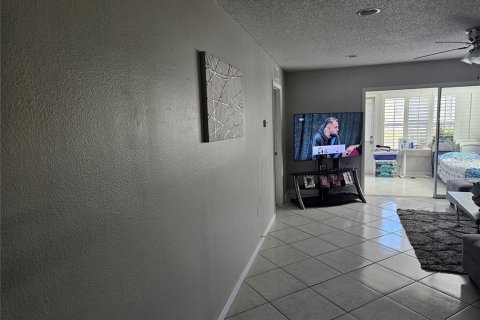 House in Palm Harbor, Florida 2 bedrooms, 95.69 sq.m. № 2166030 - photo 4