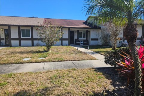 House in Palm Harbor, Florida 2 bedrooms, 95.69 sq.m. № 2166030