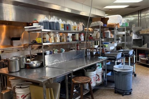 Commercial property in Doral, Florida № 2006954 - photo 16