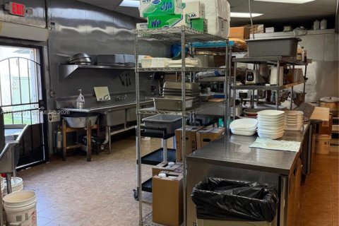 Commercial property in Doral, Florida № 2006954 - photo 13