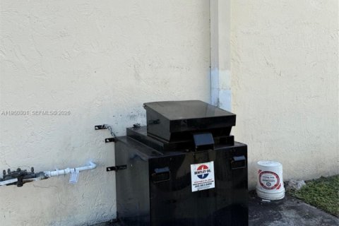 Commercial property in Doral, Florida № 2006954 - photo 18