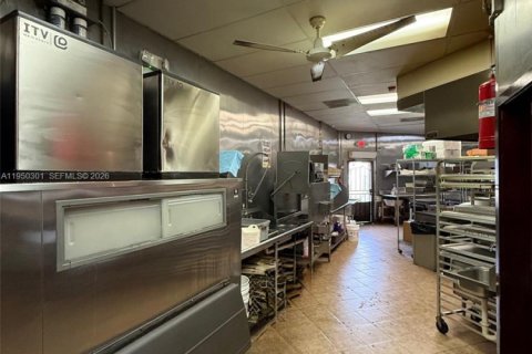 Commercial property in Doral, Florida № 2006954 - photo 10