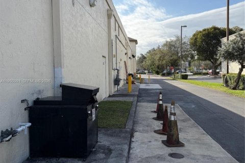 Commercial property in Doral, Florida № 2006954 - photo 17