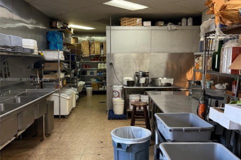 Commercial property in Doral, Florida № 2006954 - photo 14