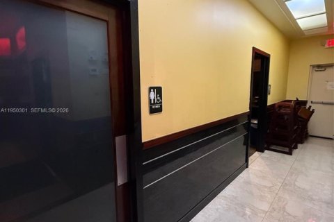 Commercial property in Doral, Florida № 2006954 - photo 9