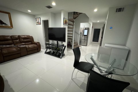 Copropriété à vendre à Miami, Floride: 3 chambres, 108.23 m2 № 1920881 - photo 1