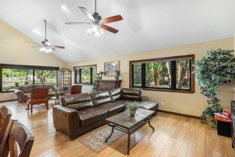 House in Lake Worth, Florida 7 bedrooms, 412.11 sq.m. № 2173935 - photo 11