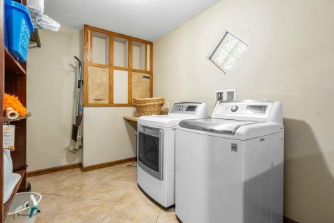 House in Lake Worth, Florida 7 bedrooms, 412.11 sq.m. № 2173935 - photo 27