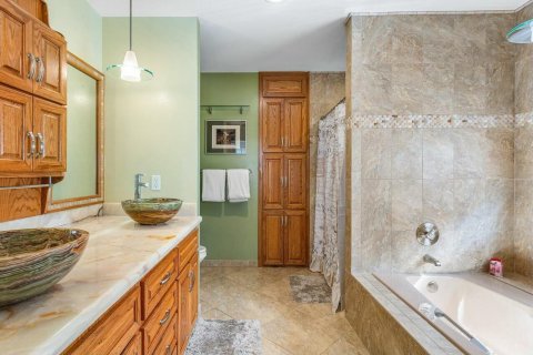 House in Lake Worth, Florida 7 bedrooms, 412.11 sq.m. № 2173935 - photo 24