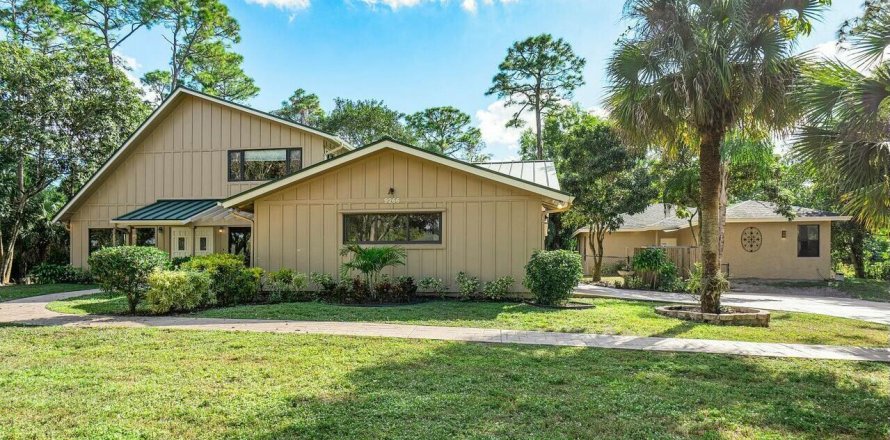 House in Lake Worth, Florida 7 bedrooms, 412.11 sq.m. № 2173935