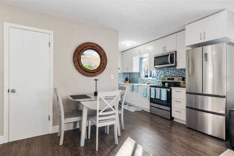 Villa ou maison à vendre à Sarasota, Floride: 2 chambres, 65.03 m2 № 2232962 - photo 8
