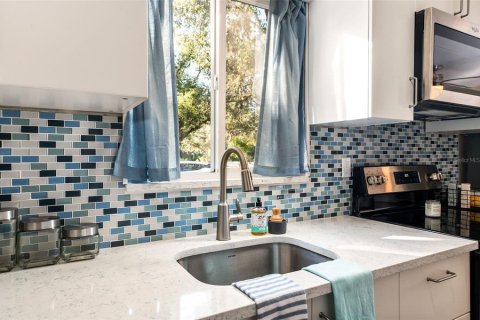 Villa ou maison à vendre à Sarasota, Floride: 2 chambres, 65.03 m2 № 2232962 - photo 11